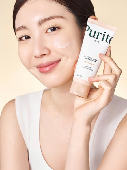 woman holding purito oat gel cream - bellubeauty